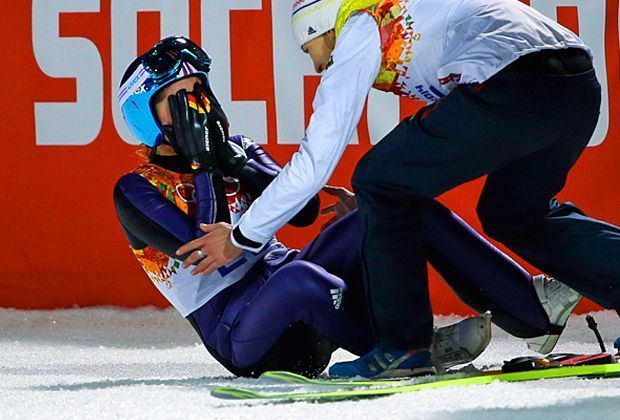 
                <strong>Skispringen: Gold Carina Vogt - Deutschland</strong><br>
                Carina Vogt hat überraschend hat bei der ersten Austragung des Frauen-Skispringens bei Olympia die Goldmedaille gewonnen. Die 21 Jahre alte Bundespolizistin Vogt behauptete im zweiten Durchgang ihre Führung und sicherte sich mit Sprüngen auf 103 und 97,5 m den Triumph
              