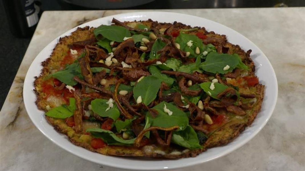 Meistens benutzen wir nur einen Teil des Brokkolis. Aber eigentlich schmeckt alles am Brokkoli, also Röschen und Strunk. Diesmal zaubern wir daraus eine Zero Waste Pizza!