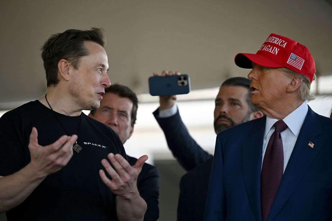 Elon Musk (l.) arbeitet bald in einer neu geschaffenen Behörde für Donald Trump (r.).