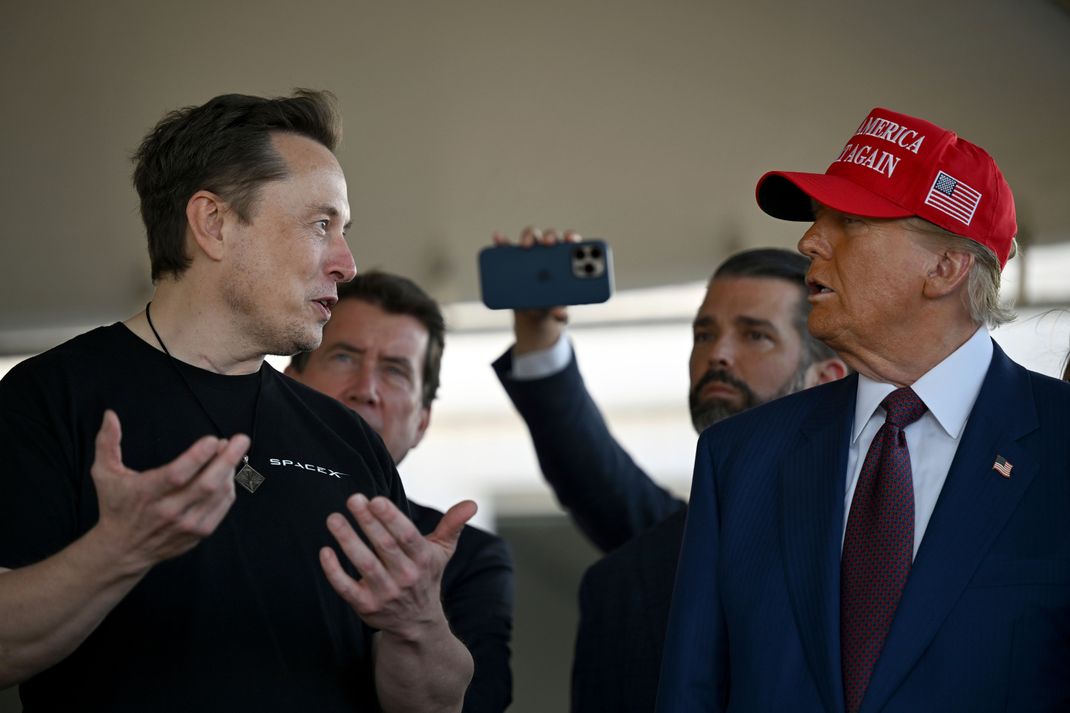 Elon Musk (l) arbeitet bald in einer neu geschaffenen Behörde für Donald Trump (r).