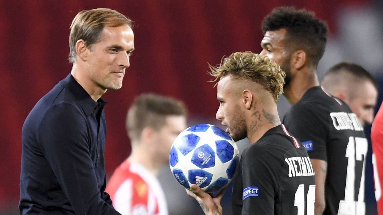 
                <strong>Ligue-1-Klubs in der Champions League</strong><br>
                Paris Saint-Germain tritt wieder einmal an, um die Champions League zu gewinnen. Jetzt ist aber sogar das Achtelfinale in Gefahr. Die Elf von Thomas Tuchel liegt mit nur vier Punkten und bereits zwei ausgetragenen Heimspielen nur auf Platz drei hinter Liverpool und Neapel. Verliert PSG in Neapel, dürfte der Traum schon beendet sein, ehe die K.o.-Phase losgeht. Besser macht es aktuell Olympique Lyon, das ManCity besiegt und auch in Hoffenheim einen Punkt holt. Der frühere Serienmeister kann mit einem Sieg gegen Hoffenheim schon fast alles klar machen. Kaum noch eine Chance besitzt dagegen AS Monaco mit nur einem Zähler und bereits fünf Punkten Rückstand auf Platz zwei in der Dortmund-Gruppe.
              