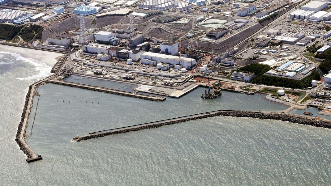 Japan beginnt mit der Einleitung von kontaminiertem Kühlwasser aus dem Atomkraftwerk Fukushima ins Meer: Umweltschützer, Fischer und Nachbarstaaten protestieren.