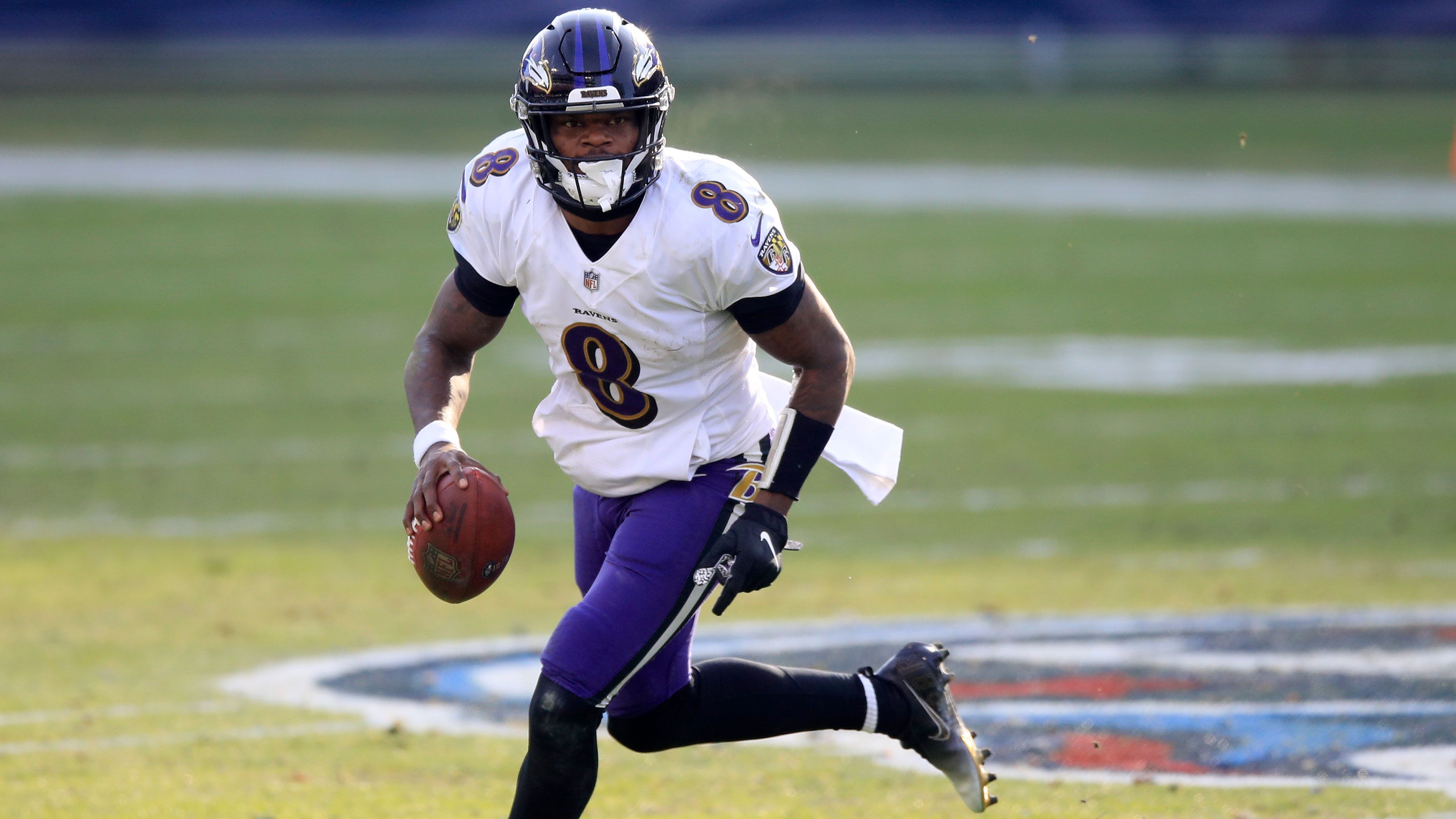 
                <strong>3. Lamar Jackson (Quarterback, Baltimore Ravens)</strong><br>
                Ravens-Quarterback Lamar Jackson hat die drittmeisten Merchandising-Artikel verkauft. Der MVP von 2019 führte seine Baltimore Ravens mit einer Bilanz von 11-5 in die Playoffs, dort scheiterten sie in der Divisional Round an den Buffalo Bills.
              