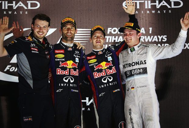
                <strong>Siegerfoto</strong><br>
                Zum Abschluss der großen Sause auf dem Podium bleibt noch Zeit für das obligatorische Siegerfoto. Mit dabei ist neben Rosberg, Vettel und Webber (v. r.) auch Gavin Ward, der Renningenieur des Australiers
              