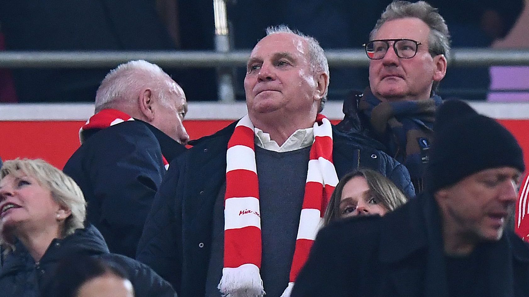 <strong>2019: Hamann der "Allesbesserwisser"</strong><br>Der damalige Präsident Uli Hoeneß legte bei "Sport1" nach: "Er spielt sich so auf, als wäre er der Messias der Fußball-Kommentatoren – der Allesbesserwisser. (...) Er hat mal in der 5. Liga als Trainer gearbeitet und ist nach kürzester Zeit rausgeflogen. Jetzt meint er, dass er besser ist als Guardiola und Ancelotti zusammen. Das ist einfach nicht okay."