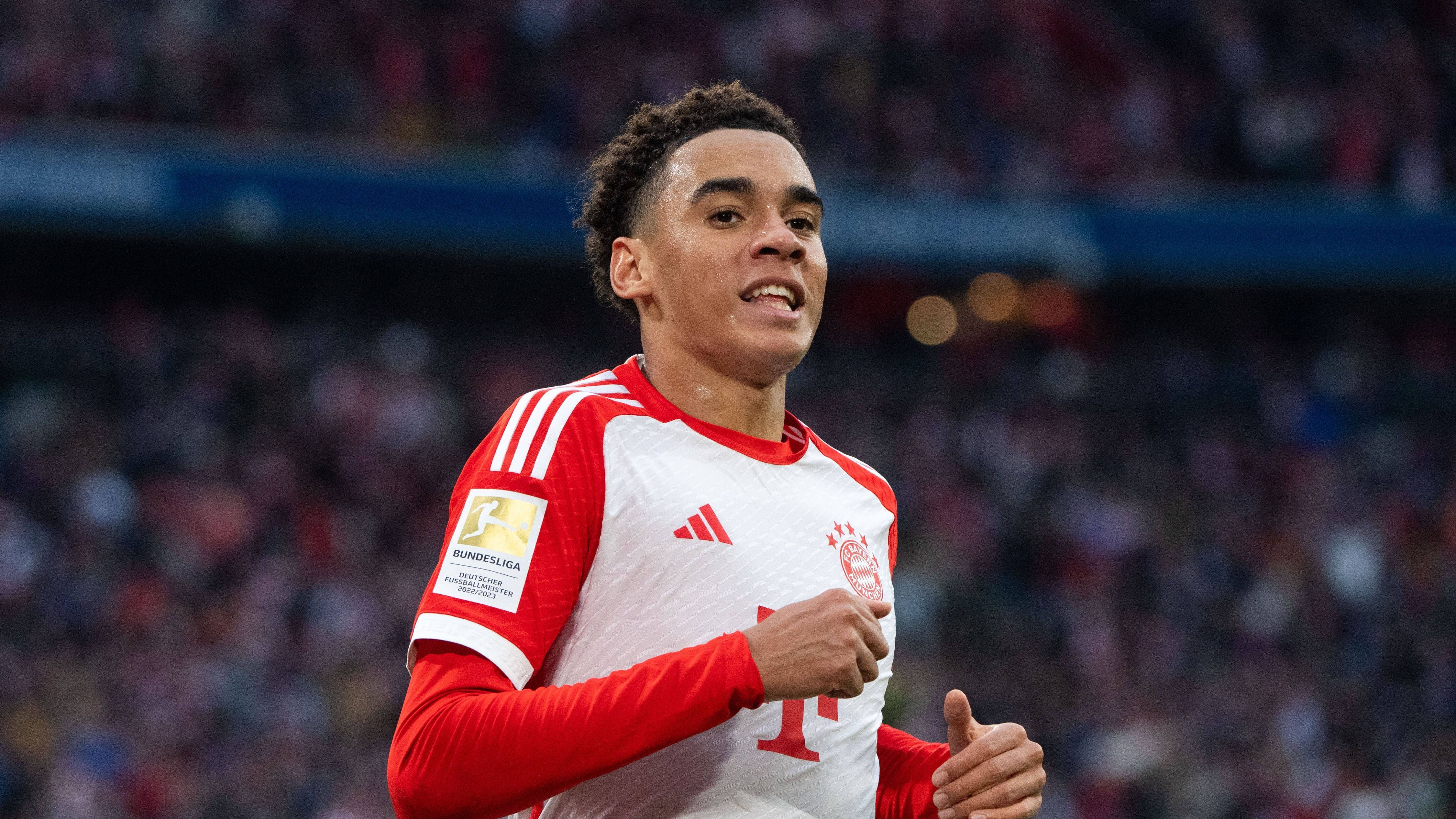 <strong>Trophée Kopa: Bester U21-Spieler</strong><br>Jamal Musiala (FC Bayern München) und Pedri (FC Barcelona) folgen auf den Plätzen zwei und drei. Der nicht anwesende Musiala gratulierte Bellingham per Videobotschaft.