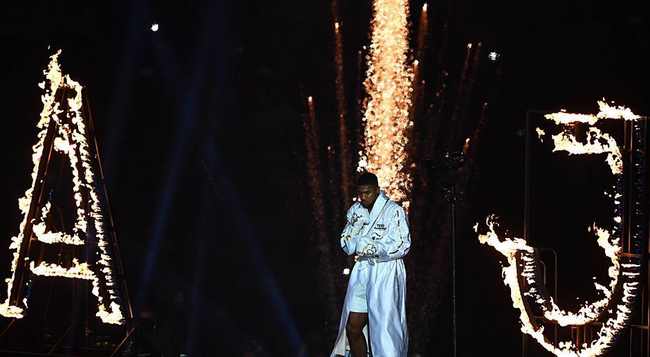 
                <strong>Joshua vs. Klitschko</strong><br>
                Was für ein Auftritt! Anthony Joshua lässt sich von seinem Fans im Londoner Wembleystadion feiern. 90.000 sind gekommen, um den Mega-Fight zwischen dem Briten und Wladimir Klitschko zu sehen.
              