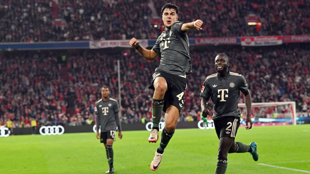 28.09.2024, xjrdrx, Fussball 1.Bundesliga, FC Bayern Muenchen - Bayer 04 Leverkusen emspor, v.l. Aleksandar Pavlovic of Bayern München, Dayot Upamecano of Bayern München celebrate the goal, Der Torjubel zum 1:! (DFL DFB REGULATIONS PROHIBIT ANY USE OF PHOTOGRAPHS as IMAGE SEQUENCES and or QUASI-VIDEO) Muenchen *** 28 09 2024, xjrdrx, Football 1 Bundesliga, FC Bayern Muenchen Bayer 04 Leverkusen emspor, v l Aleksandar Pavlovic of Bayern München, Dayot Upamecano of Bayern München celebrate the goal, Der Torjubel zum 1 DFL DFB REGULATIONS PROHIBIT ANY USE OF PHOTOGRAPHS as IMAGE SEQUENCES and or QUASI VIDEO Muenchen
