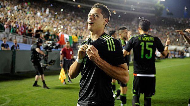 
                <strong>Javier Hernandez (Mexiko)</strong><br>
                Javier Hernandez (Mexiko): "Chicharito" hat die Bundesliga im Sturm erobert und in seinen ersten 16 Ligaspielen für Bayer Leverkusen 13 Mal eingenetzt. Für "El Tri" ist er ebenso unverzichtbar, seine Quote von 40 Treffern in 79 Länderspielen kann sich sehen lassen.
              
