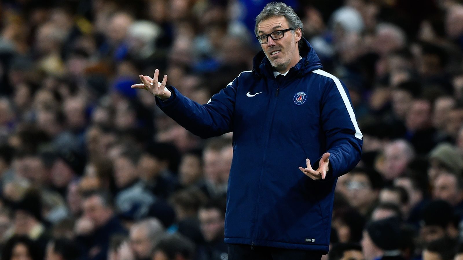 
                <strong>Laurent Blanc</strong><br>
                Seit gut zweieinhalb Jahren ist Laurent Blanc schon ohne Verein, davor führte er Paris St. Germain in Frankreich von einem nationalen Titel zum nächsten. Laut "Sky Sports" soll der 53-jährige Franzose bei Manchester United intern als zumindest mögliche Übergangslösung diskutiert werden. Neben seinen Fähigkeit als Trainer hat der frühere Abwehrspieler als Aktiver zwischen 2001 und 2003 bei Manchester United gespielt, kennt den Klub also bereits bestens.
              