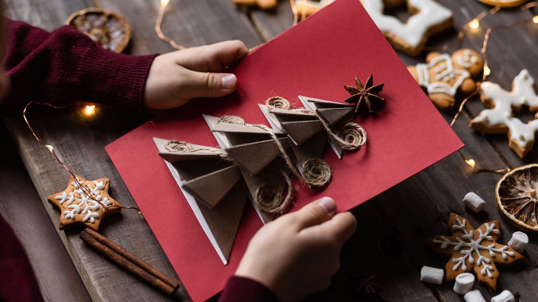 Kaufen kann jeder! Wie wäre es dieses Jahr mit einer selbstgebastelten Weihnachtskarte?