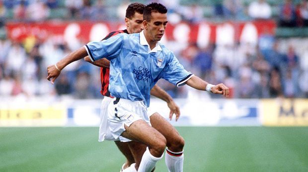
                <strong>Lazio Rom</strong><br>
                Lazio Rom: Im gleichen Jahr wie der AC Mailand musste auch Lazio Rom wegen eines Manipulationsskandals den Gang in die zweite Liga antreten. Die Römer erholten sich allerdings wesentlich langsamer als Milan und stiegen erst 1984 wieder in die Serie A auf, um im kommenden Jahr wieder abzusteigen. 1988 gelang Lazio der Wiederaufstieg in die Serie A, in der sie seitdem fester Bestandteil sind. Das erste Derby nach drei Jahren gegen Nachbar AS Rom konnten die blauen Adler direkt mit 1:0 für sich entscheiden.
              