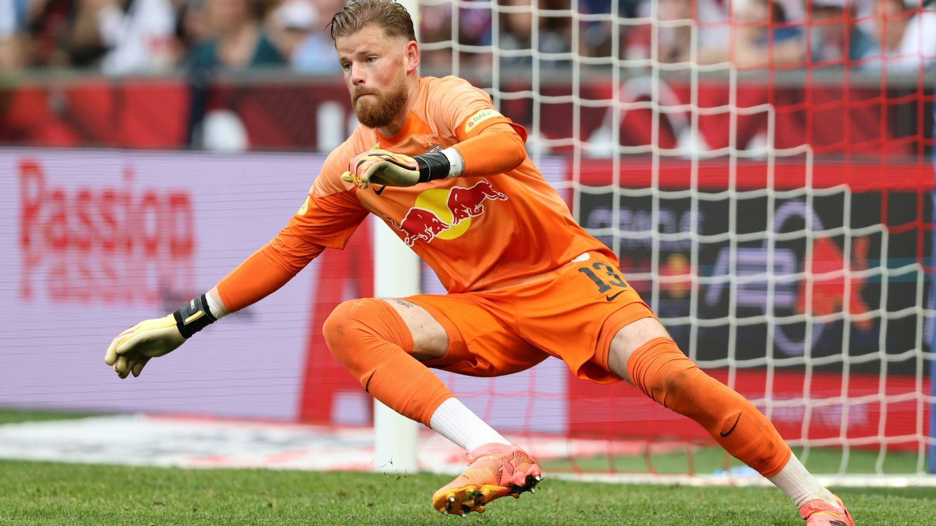 <strong>Timo Horn (VfL Bochum)</strong><br>Timo Horn kehrt in die Bundesliga zurück, der VfL Bochum verpflichtet den Ex-Nationalspieler für zwei Jahre. Horn hatte den 1. FC Köln voriges Jahr nach 21 Jahren verlassen und nach einem halben Jahr ohne Verein für sechs Monate bei RB Salzburg angeheuert. Dort konnte sich der Keeper jedoch nicht durchsetzen, daher folgte die Trennung im Sommer und nun der Transfer in den Ruhrpott.