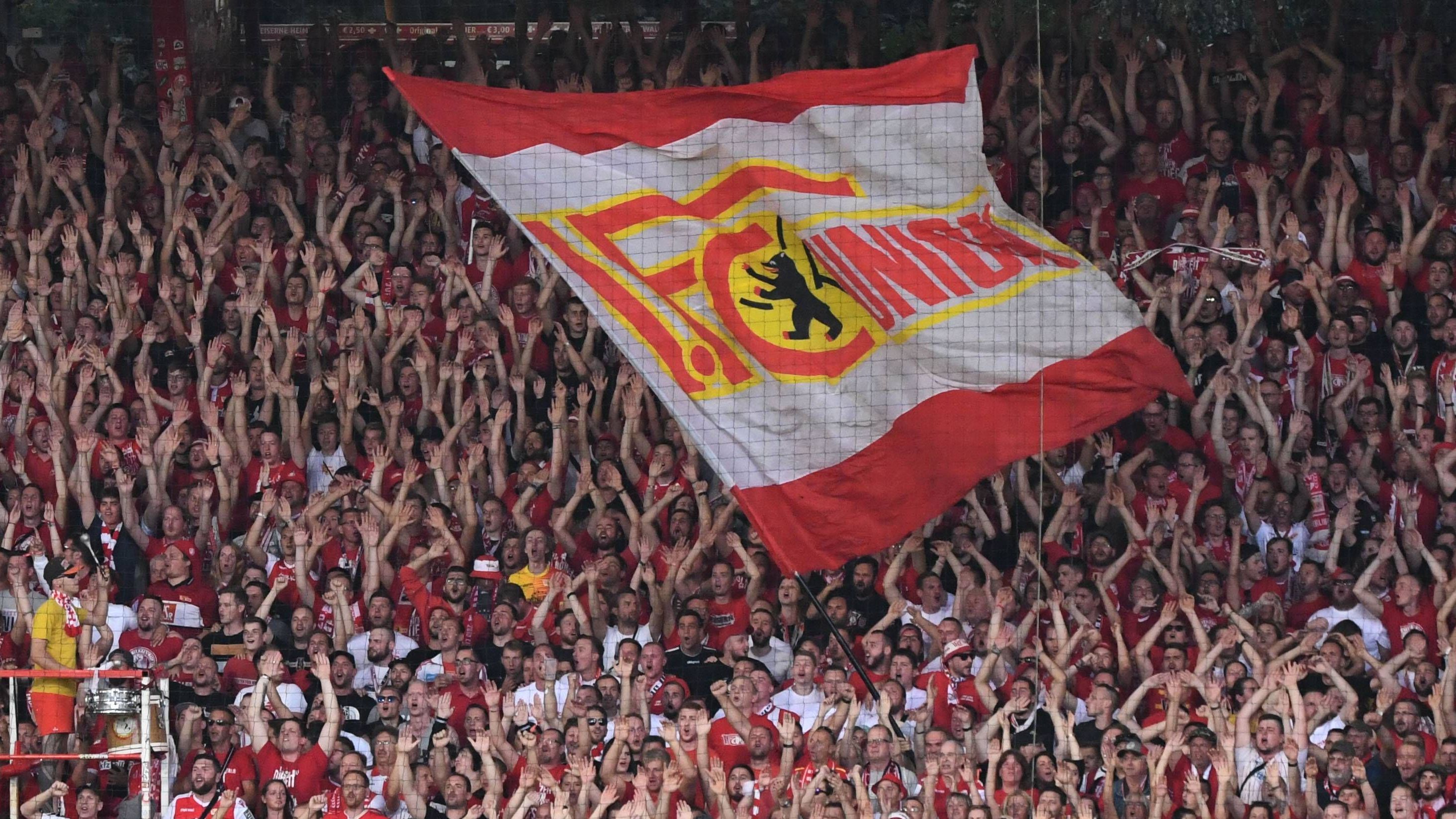 <strong>Platz 12: 1. FC Union Berlin (17. Juni 1906)</strong><br>Die Geschichte von Union Berlin geht bis ins Jahr 1906 zurück. Aus drei Berliner Jugendklubs entstand der Fußballverein "FC Union Oberschöneweide". Durch politisch forcierte Zusammenschlüsse mit anderen Klubs durchlebte Union mehrere Namenswechsel. Am 20 Januar 1966 wurde aus "Union Oberschöneweide" der heutige 1. FC Union Berlin.<br><br><strong>Saisons in der Bundesliga: 5</strong>