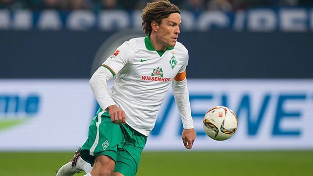 
                <strong>Mittelfeld: Clemens Fritz (35, Werder Bremen)</strong><br>
                Mittelfeld: Clemens Fritz (35, Werder Bremen): Nachdem der Werder-Kapitän in der Winterpause sein Karriereende nach der Saison verkündet hat, will es der 35-Jährige in der Rückrunde nochmal wissen: In seinem 300. Bundesliga-Spiel am Wochenende gegen Schalke glänzte Clemens Fritz mit einem Tor und zwei Assists. Ob er angesichts der starken Leistungen das angekündigte Karriereende vielleicht doch nochmal überdenkt? Seine Mannschaftskollegen schafften es bisher jedenfalls noch nicht, ihn zum Umdenken zu bringen. "Ins Wanken komme ich nicht mehr", verriet Fritz dem "kicker".
              