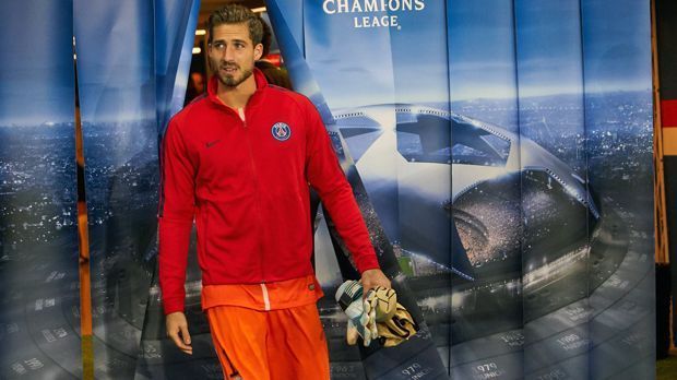 
                <strong>Kevin Trapp (Paris St. Germain)</strong><br>
                Fehlende Spielpraxis ist bei den Überlegungen von Kevin Trapp ein wichtiger Punkt. Denn spielen darf der frühere Frankfurter bei PSG aktuell nicht, er verlor seinen Stammplatz. Nun machte auch DFB-Torwarttrainer Andreas Köpke Druck in puncto Vereinswechsel, wenn Trapp mit zur WM will. "Die Entscheidung über einen Wechsel muss der Spieler selbst treffen. Wenn er aber gar nicht mehr spielen würde, wäre es schwer, ihn im Sinne des Leistungsprinzips zu nominieren", sagte Köpke dem "Kicker". Zuletzt wurde über ein Interesse von Borussia Dortmund spekuliert, dieses wurde jedoch von BVB-Verantwortlichen dementiert. Dennoch scheint ein Winter-Wechsel des 27-jährigen Trapp wahrscheinlich.
              