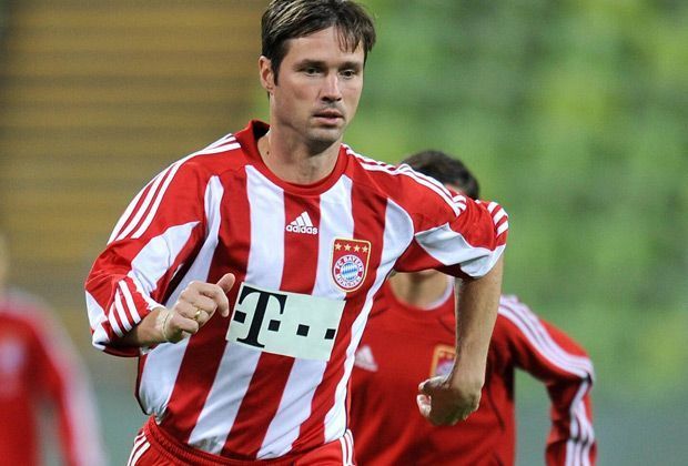
                <strong>Harald Cerny</strong><br>
                Die ersten Schritte als Profi ging Harald Cerny beim FC Bayern. Über das Amateurteam kämpfte er sich in die Profimannschaft und absolvierte 22 Spiele in Rot-Weiß. Die meiste Zeit verbrachte der gebürtige Wiener jedoch beim Stadtrivalen 1860 München, für den er 12 Jahre aktiv war.
              