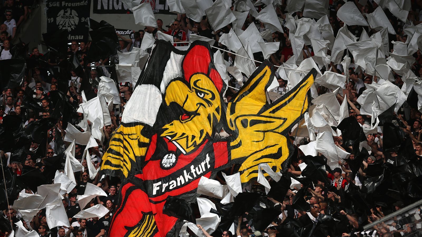 
                <strong>Platz 5 - Eintracht Frankfurt</strong><br>
                &#x2022; Durchschnittliche Anzahl an Auswärtsfans: 5.318<br>&#x2022; Höchste Anzahl an Auswärtsfahrern: 13.000 (in Sinsheim)<br>&#x2022; Niedrigste Anzahl an Auswärtsfahrern: 2.300 (in Bremen)<br>
              