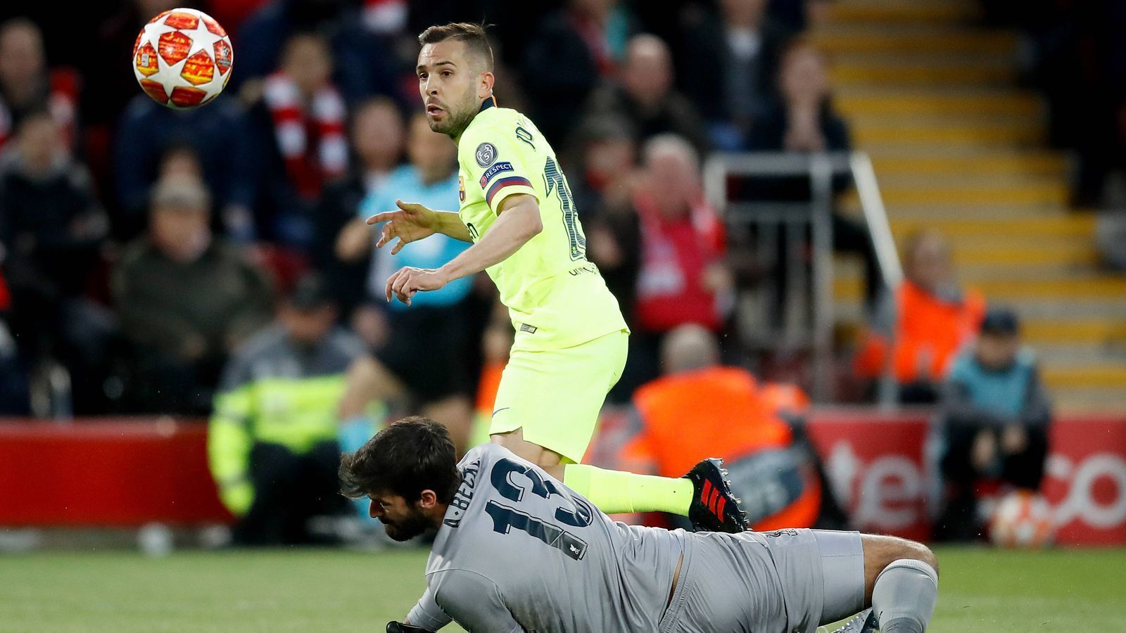 
                <strong>Jordi Alba</strong><br>
                Dicker Patzer vor dem 0:1, als sein Kopfball zurück auf Lenglet zu kurz ist. Steigert sich, vergibt aber in der Nachspielzeit der ersten Hälfte frei vor Alisson das wichtige 1:1. Seine guten Szenen macht er sich aber in Halbzeit zwei selbst wieder kaputt, wie mit seinem schlampigen Pass vor dem 0:2. Auch sonst fehleranfällig. ran-Note: 5
              