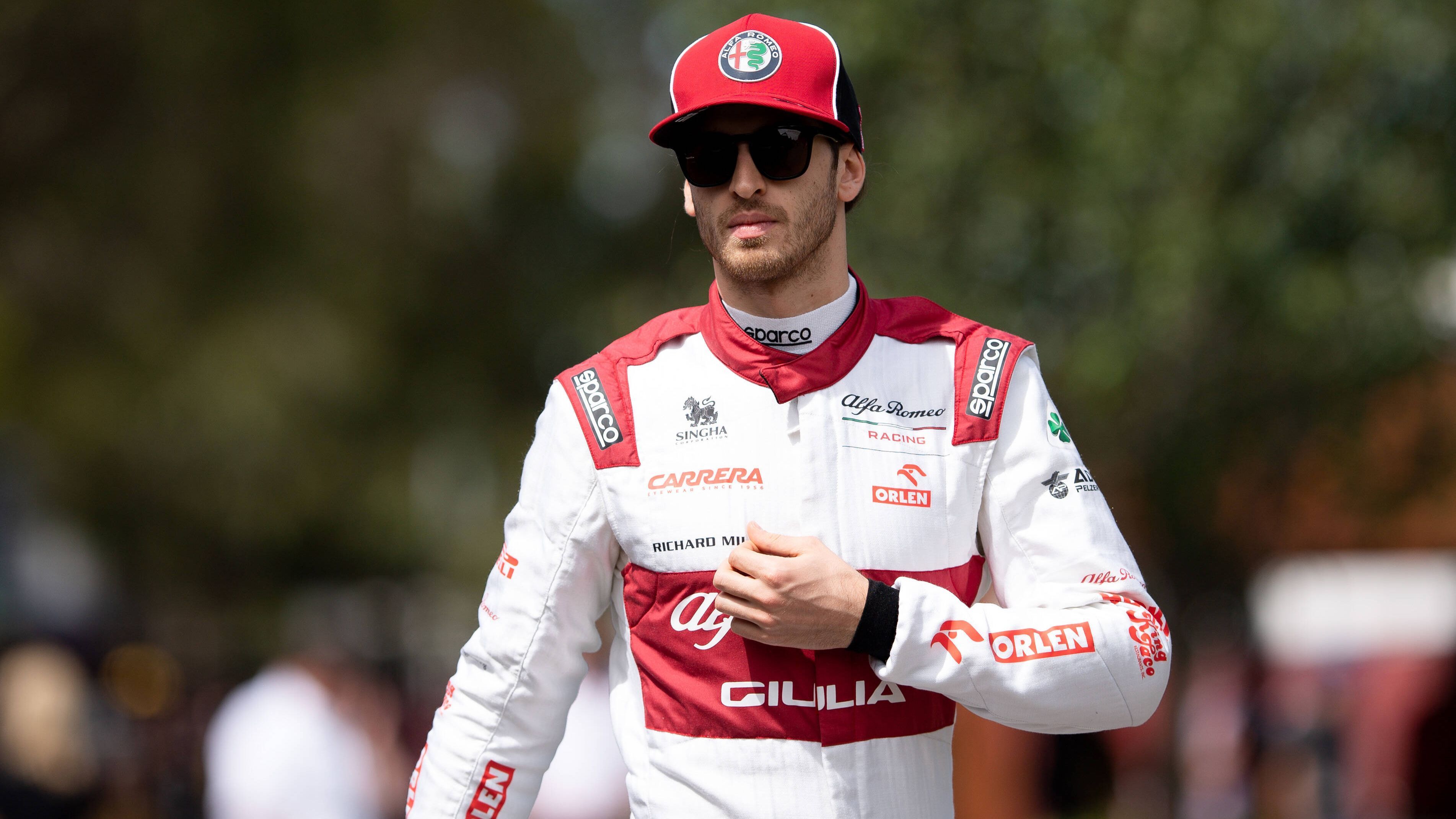 
                <strong>Antonio Giovinnazzi (Alfa Romeo)</strong><br>
                Neben den großen Namen in der Formel 1 könnte Ferrari sich auch für einen jungen Fahrer mit Perspektive entscheiden. Ein Fahrer, der in diese Kategorie fällt, ist Antonio Giovinazzi. Sein erstes Jahr bei Alfa Romeo verlief allerdings mäßig. Dementsprechend gering dürften seine Chancen sein.
              