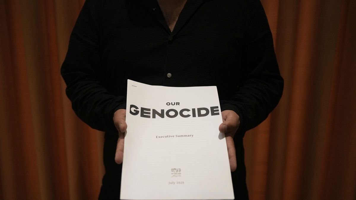 Jerusalem: Ein Journalist zeigt ein Exemplar der Zusammenfassung des Berichts "Unser Völkermord" von B'Tselem, dem israelischen Informationszentrum für Menschenrechte in den besetzten Gebieten.
