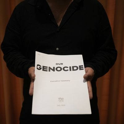 Jerusalem: Ein Journalist zeigt ein Exemplar der Zusammenfassung des Berichts "Unser Völkermord" von B'Tselem, dem israelischen Informationszentrum für Menschenrechte in den besetzten Gebieten.