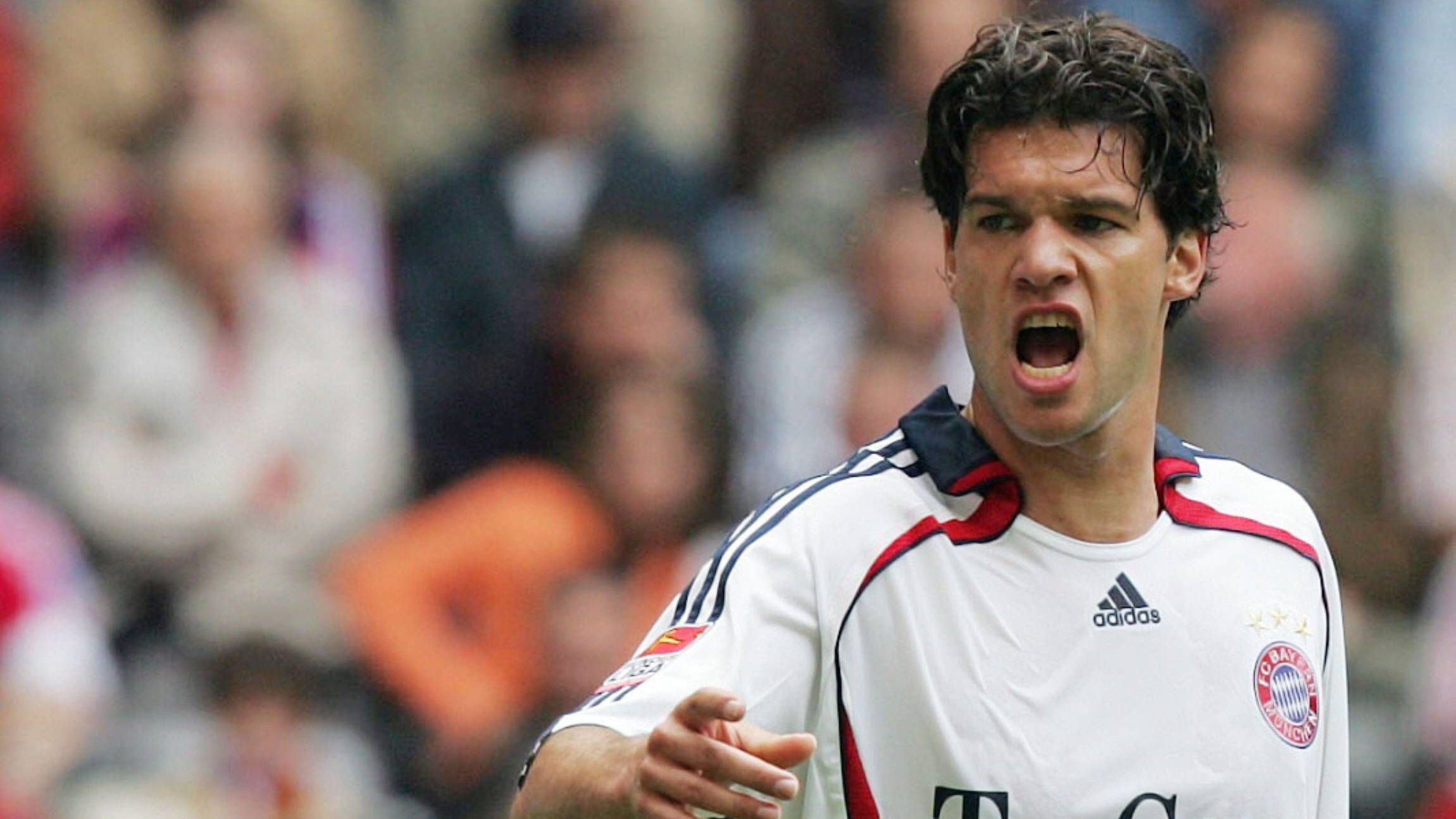 <strong>Bruch mit Ballack (2005)</strong><br>Eigentlich wollte der FC Bayern den 2006 auslaufenden Vertrag mit Michael Ballack um vier Jahre verlängern. Weil der "Capitano" zögerte und heimlich mit anderen Klubs verhandelt haben soll, zogen die Bayern Konsequenzen. "Wir ziehen unser gesichertes und sehr gute Angebot an Michael Ballack zurück. Ab sofort werden wir den Markt sondieren, um Alternativen zu schaffen", tönte Klub-Boss Karl-Heinz Rummenigge auf der JHV.