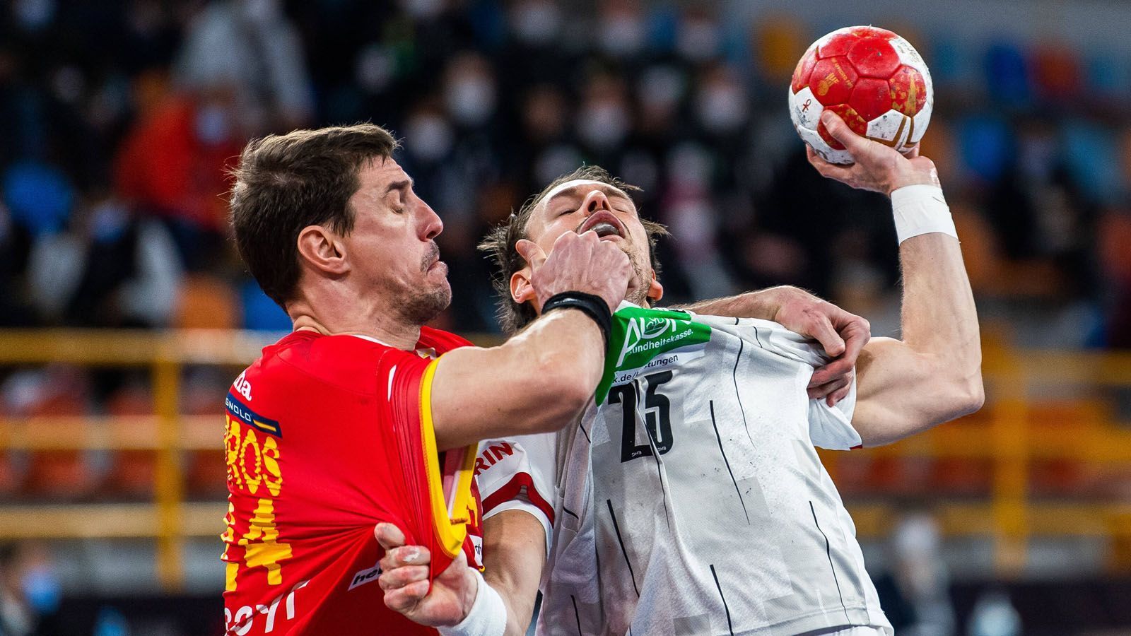 
                <strong>Handball-WM: Deutschland gegen Spanien in der Einzelkritik</strong><br>
                Nach großem Kampf und einer zwischenzeitlichen Aufholjagd muss sich die deutsche Handball-Nationalmannschaft Europameister Spanien mit 28:32 geschlagen geben. Der Traum vom Viertelfinale ist damit in weite Ferne gerückt. ran.de hat die Noten für das deutsche Team.
              