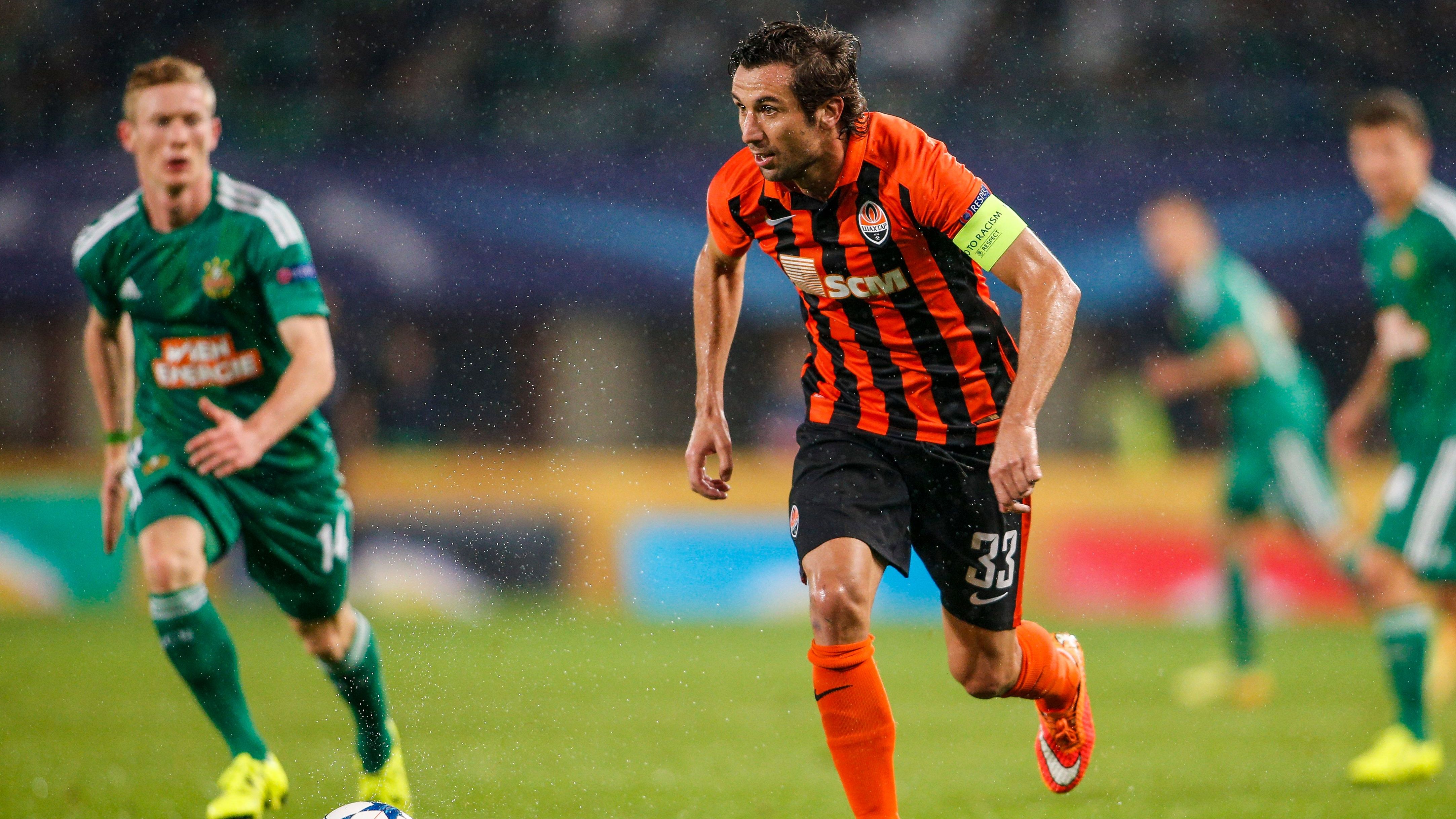 <strong>Nummer 33: Darijo Srna (Schachtjor Donetsk)</strong><br>Von 2003 bis 2018 schnürte der Kroate Darijo Srna die Schuhe für den ukrainischen Topklub Schachtjor Donetsk und wurde zur Vereins-Ikone. Nach dessen Abgang nach anderthalb Jahrzehnten mit unter anderem zehn Meistertiteln entschied sich der Klub, Srnas Nummer 33 künftig nicht mehr zu vergeben.