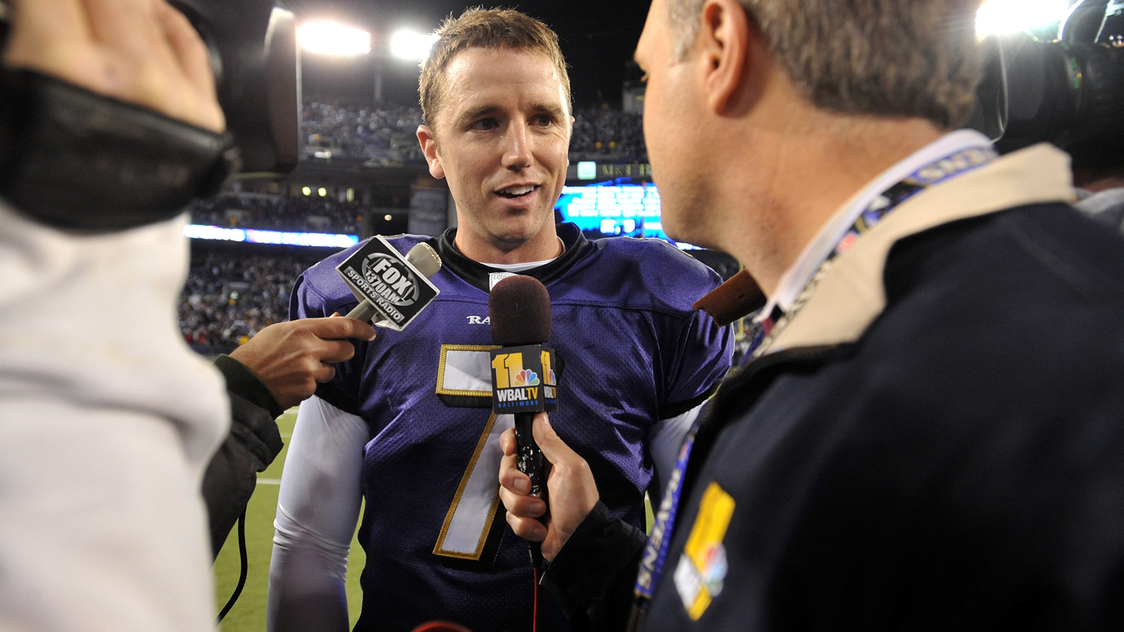 
                <strong>Billy Cundiff (Baltimore Ravens)</strong><br>
                Auch ihm kostete ein verhängnisvoller Fehlversuch den Job, obwohl er anders als Parkey sogar bereits zu Pro-Bowl- und All-Pro-Ehren gekommen war (2010). Der 22. Januar 2012 wurde zum Wendepunkt im negativsten Sinn in der Karriere von Cundiff. Mit auslaufender Uhr hatte er die Chance, die bis dahin ungeschlagenen New England Patriots aus 32 Yards im AFC Championship Game in die Overtime zu zwingen.
              