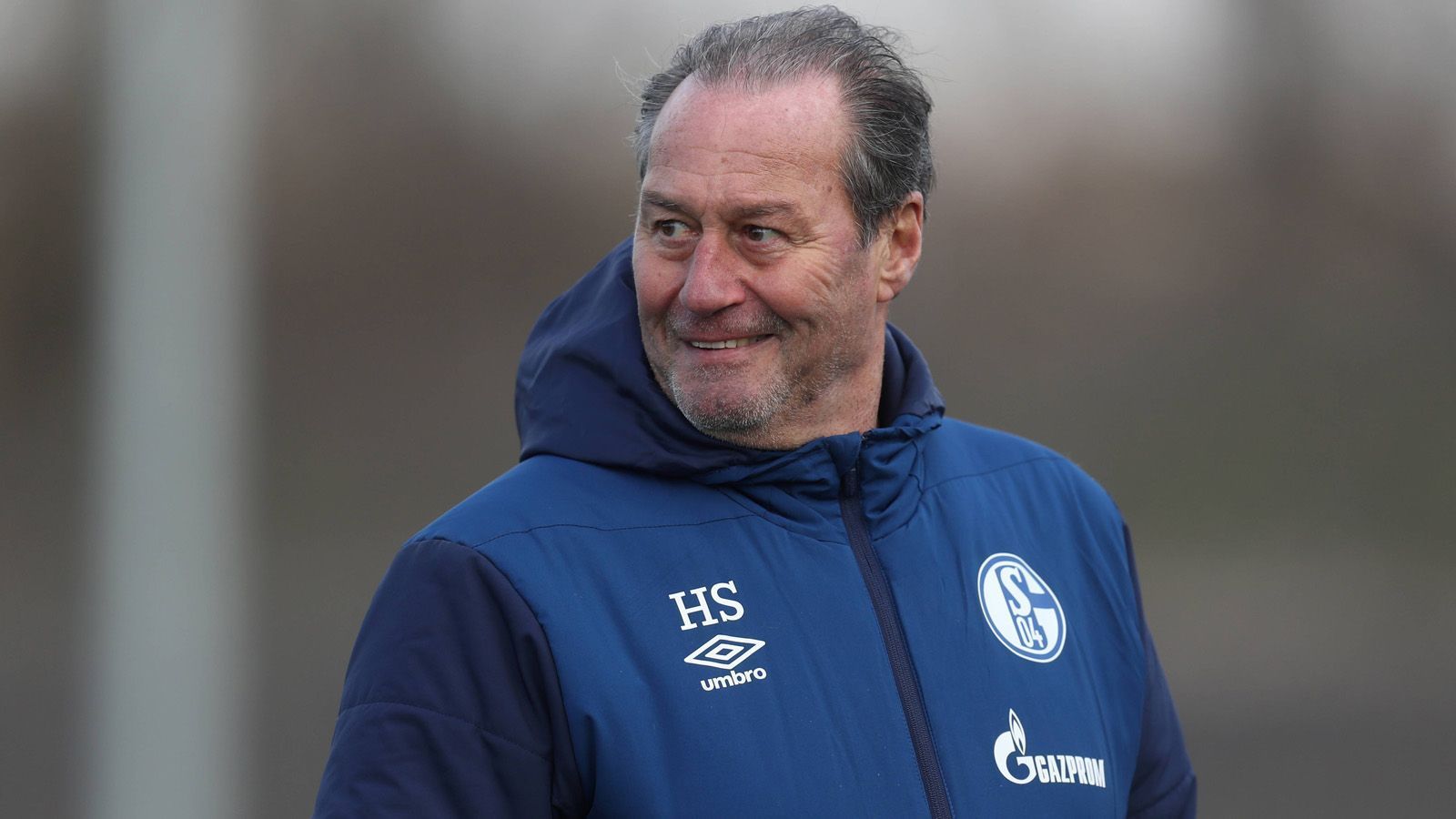 
                <strong>Huub Stevens (Schalke 04, TSG Hoffenheim, VfB Stuttgart, Hamburger SV, Hertha BSC) </strong><br>
                Sein ehemaliger Chef ist seit vergangener Woche zurück auf der Trainerbank: Der "Knurrer von Kerkade", Huub Stevens, soll erneut als Retter fungieren und Schalke 04 vor dem Abstieg bewahren. Unter Stevens arbeitete Schreuder in Hoffenheim bereits als Co-Trainer, mit den Kraichgauern war Stevens der Klassenerhalt 2016 ebenso geglückt wie ein Jahr zuvor mit dem VfB Stuttgart. Insgesamt ist Stevens bisher in 378 Bundesligaspielen für fünf verschiedene Vereine auf der Trainerbank gesessen. Dabei holte er 1.116 Punkte (1,46). Zwischen September 2011 und Dezember 2012 war der 65-Jährige in seiner zweiten Amtszeit Coach der Schalker, sein Bundesliga-Debüt als Trainer feierte er bei den Knappen 1996 und blieb bis Sommer 2002. In dieser Zeit wurde er mit dem Sieg im Uefa-Cup und den DFB-Pokalsiegen (2001, 2002) zum Jahrhundertrainer der Schalker. Der Niederländer suchte bei Hertha BSC eine neue Herausforderung und war bis Dezember 2003 in der Hauptstadt. Zwischen 2004 und 2005 trainierte er noch eine Saison den 1.FC Köln in der 2. Bundesliga und führte die Geisböcke zurück in die Bundesliga. 2008 bis 2009 war Stevens zudem Coach beim Hamburger SV.
              