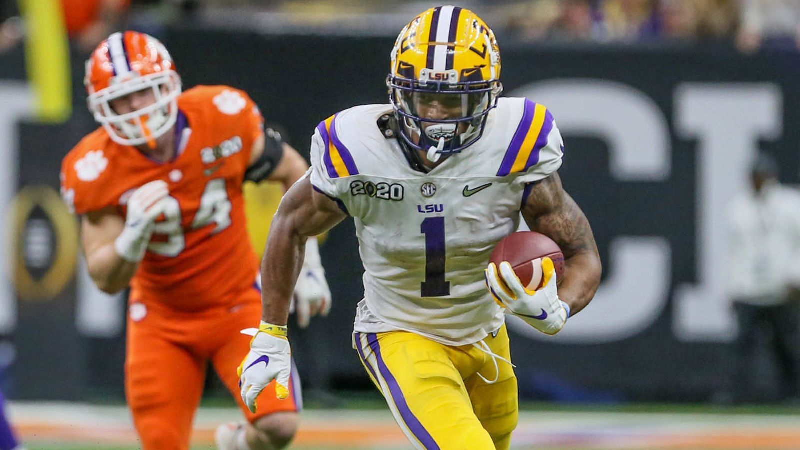 
                <strong>1. Ja'Marr Chase (LSU)</strong><br>
                Ja'Marr Chase? Wer 2020 im College-Football neu eingestiegen ist, wird die Stirn runzeln. Kein Wunder, denn Chase hat die Saison 2020 sausen lassen. 2019 war er der Top-Receiver mit 1780 Receiving Yards und 20 Touchdowns. Zudem gewann er mit den LSU Tigers im Januar das National Championship Game. Chase war beim 42:25-Sieg der Tigers gegen die Clemson Tigers nie zu halten und kam auf 221 Yards und zwei Touchdowns. Er wurde zudem mit dem Biletnikoff-Award für den besten College-Receiver ausgezeichnet. "Pro Football Focus" führt den 20-Jährigen auf Platz eins unter den Receivern, im Gesamtranking liegt er auf Platz fünf.
              