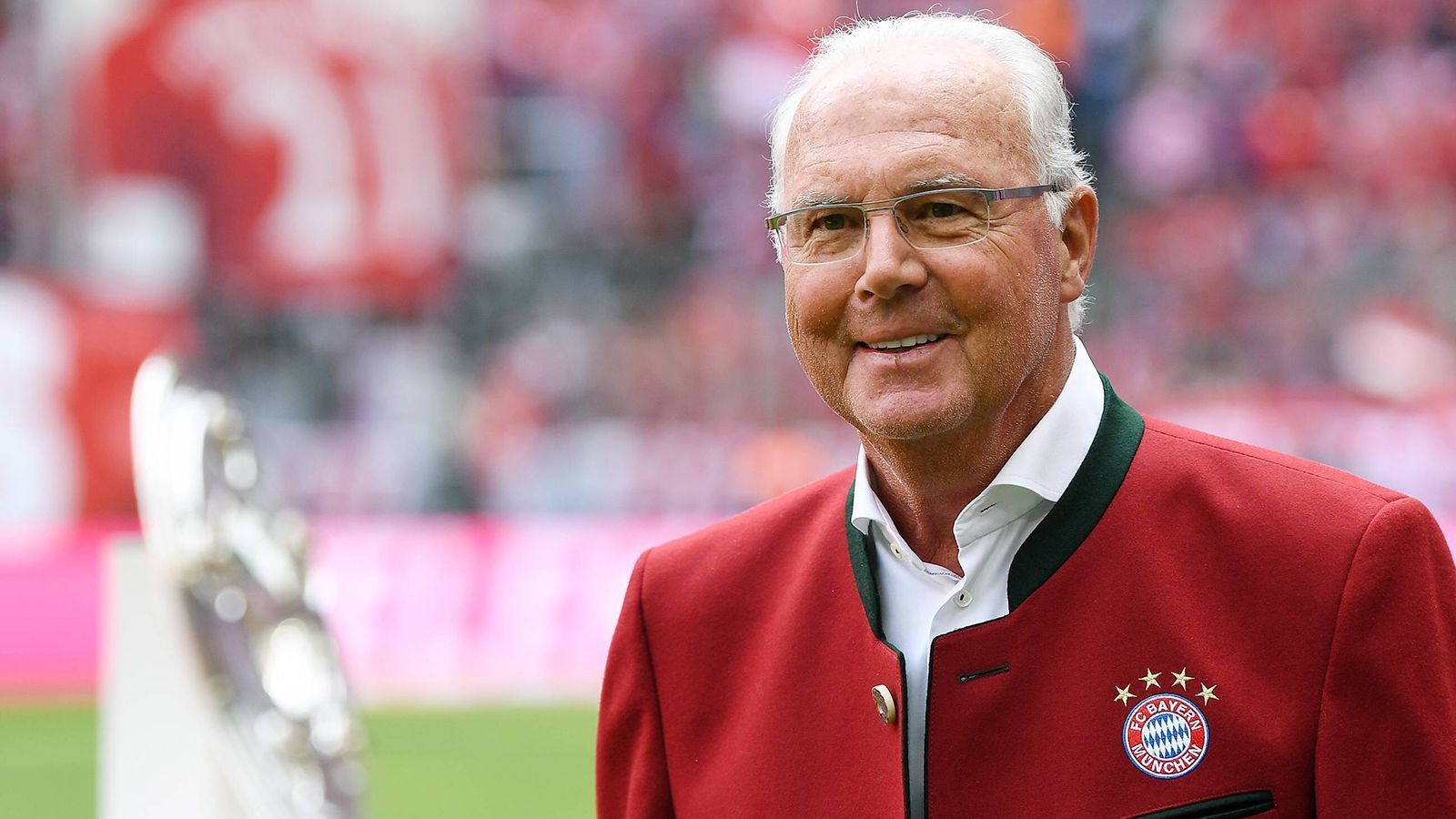 
                <strong>Innenverteidiger: Franz Beckenbauer</strong><br>
                Was soll man zum "Kaiser" noch groß sagen. Eine Legende, die mehr als nur eine Ära im deutschen Fußball prägte. Eine Lichtgestalt, die den Libero erfand und wie kaum einer vor und nach ihm interpretierte. Zu drei Landesmeister-Titen führte er einst die Bayern. Nach seiner aktiven Karriere dann Weltmeister-Trainer und Klubpräsident des Rekordmeisters. Gratulation, ChatGPT. Volltreffer.
              