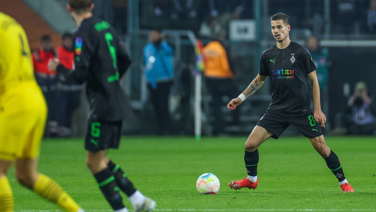 
                <strong>Julian Weigl (Borussia Mönchengladbach)</strong><br>
                Der Dreh- und Angelpunkt und die absolute Passmaschine im Gladbacher Spiel. Dreht schon in der vierten Minute richtig stark auf und leitet mit einem klugen, öffnenden Pass das 1:0 durch Jonas Hofmann mit ein. Auch in der Folgezeit sehr zweikampfstark und mit vielen, intelligenten Pässen und Spielverlagerungen. ran-Note: 2
              