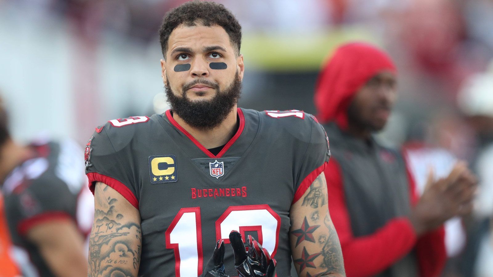 
                <strong>Platz 5A: Mike Evans (Tampa Bay Buccaneers) </strong><br>
                Neun Saisons in der NFL, neun mal über 1000 Receiving Yards pro Spielzeit. Mehr muss man über Mike Evans von den Tampa Bay Buccaneers nicht wissen, weshalb ihn auch Adams auf seine Liste packt. "Wir sind zusammen in die Liga gekommen und schaut euch mal seine Zahlen an. Dagegen kann niemand etwas sagen", so Adams. 
              