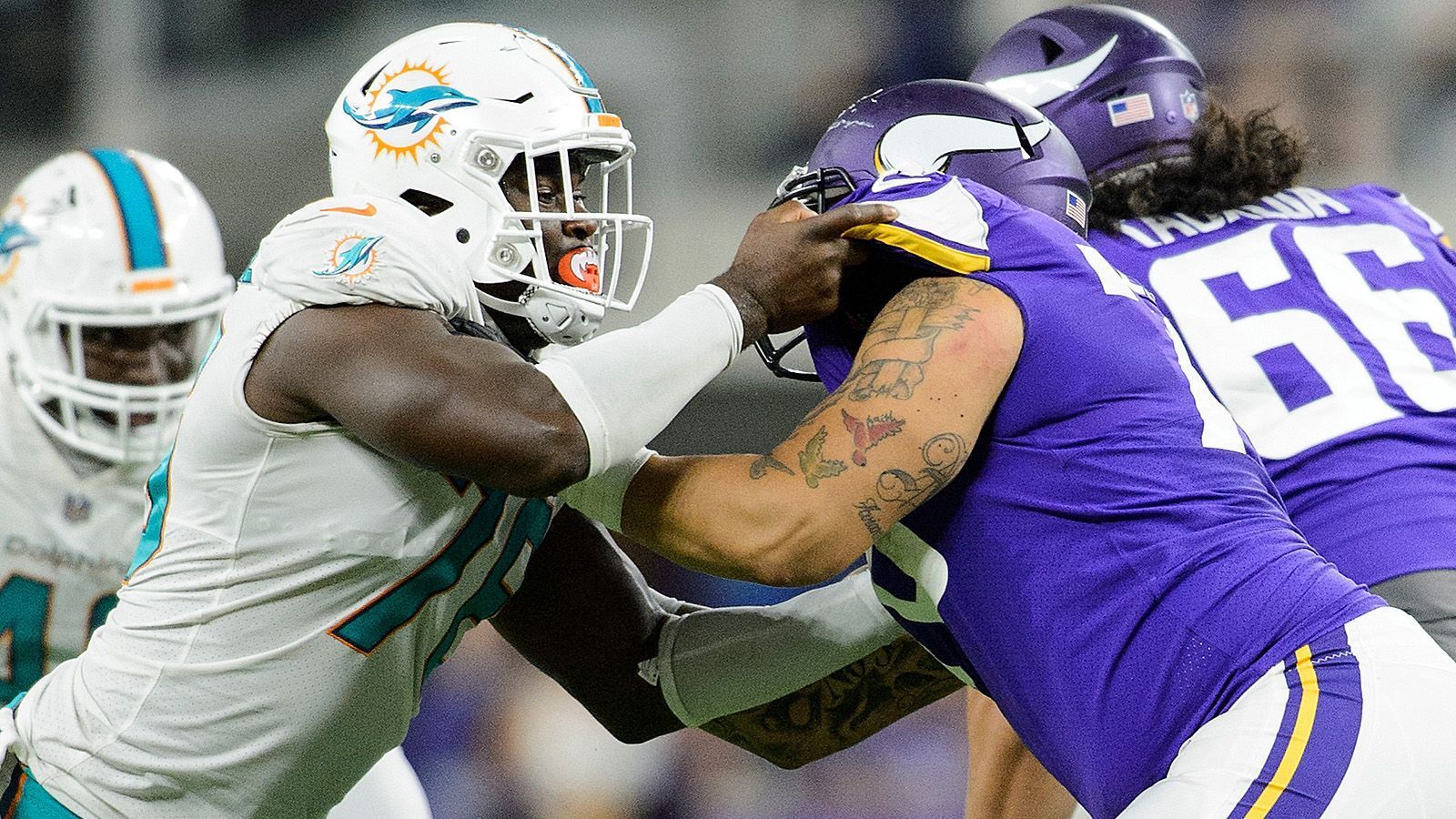 
                <strong>Miami Dolphins</strong><br>
                Aktuelle Position: 9Bilanz: 7-7Conference-Bilanz: 6-4Restprogramm: Jaguars (H), Bills (A)Einschätzung: Die Dolphins hatten durch den Krimi-Sieg gegen die Patriots zwar viel Selbstvertrauen getankt, doch das Auswärtsspiel in Minnesota erwies sich als eine zu große Herausforderung. Durch das 17:41 gegen die Vikings sind die Chancen auf die Playoffs stark gesunken. Um noch in die Postseason zu kommen, muss Miami zwei Siege einfahren. Und dann hoffen, dass die Ergebnisse der Konkurrenz mitspielen. Möglicher Weg in die Playoffs: Miami gewinnt zunächst einmal die restlichen Spiele (9-7), dazu benötigt die Franchise eine Menge Schützenhilfe. 
              