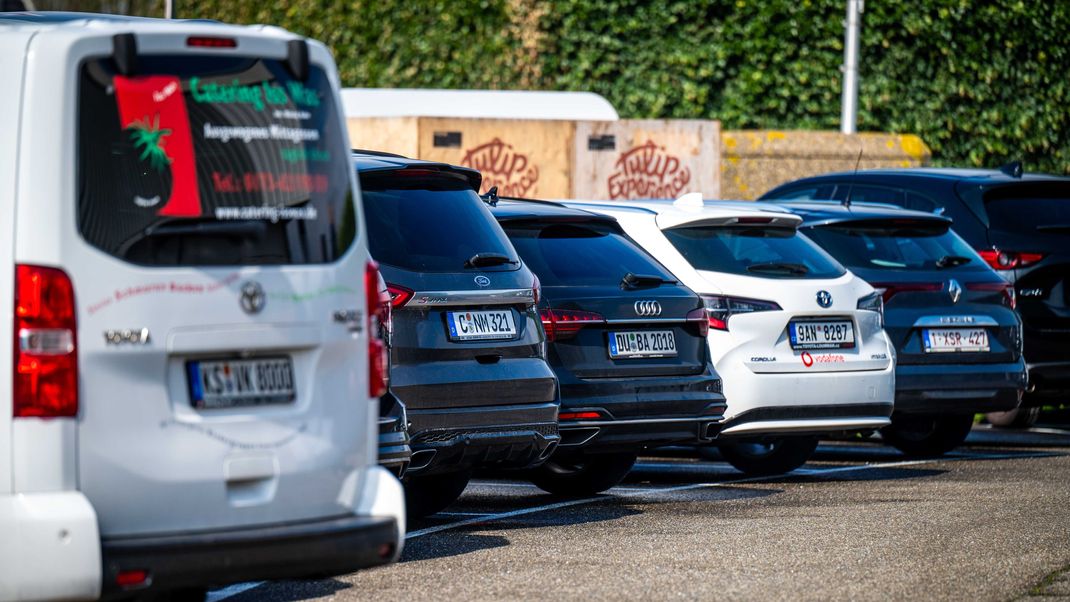 Parkende Autos: Fährst du ein Fahrzeug mit Wechselkennzeichen, dann muss das nicht genutzte Fahrzeug auf einem Privatgrund stehen.