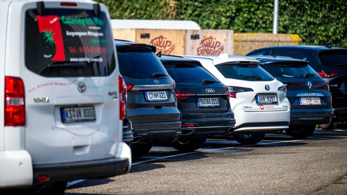 Parkende Autos: Mit einem Wechselkennzeichen müssen diese auf einem Privatgrund stehen