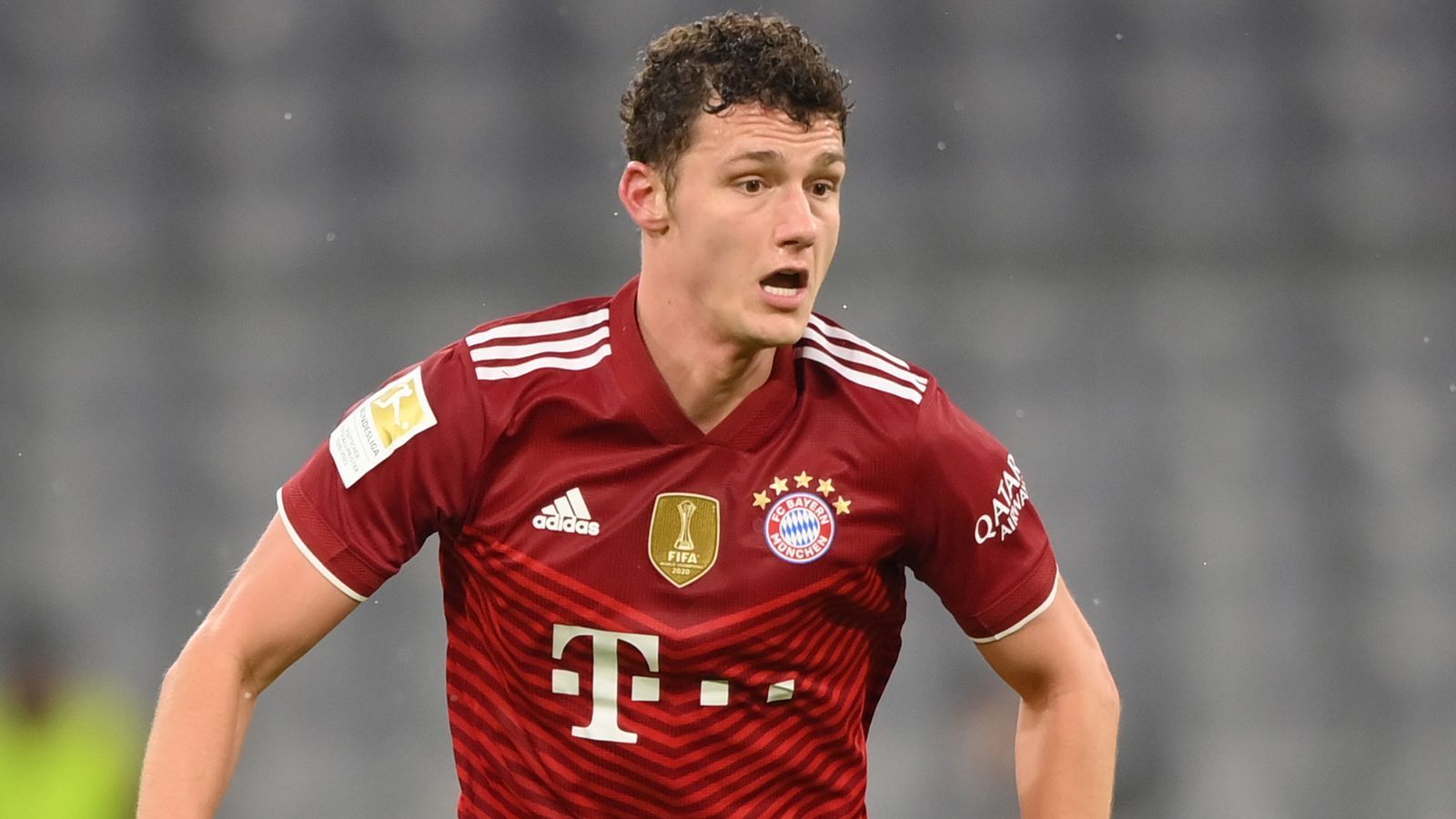 
                <strong>Benjamin Pavard</strong><br>
                Anfangs eher defensiv eingestellt, sucht nach Sanes Einwechslung in der 27. Minute dann vermehrt den Weg nach vorne. Hätte sich um ein Haar mit einem Traumtor in die Scorerliste eingetragen, als er eine abgefälschte Sane-Flanke im Strafraum Volley nimmt, Stuttgarts Ito aber mit dem Kopf dazwischen geht. Durch Pavards offensivere Ausrichtung entstehen hinter ihm jedoch auch häufig Räume, die Bayern in Bedrängnis bringen. So muss der Franzose in der Nachspielzeit der ersten Hälfte in höchster Not gegen Förster blocken. ran-Note: 3
              