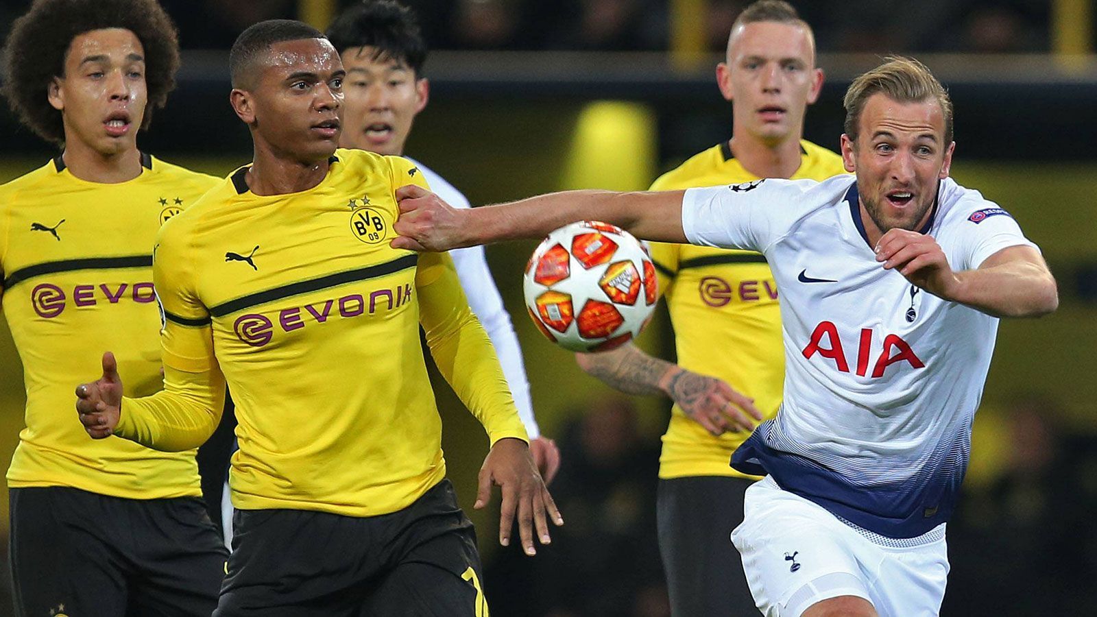 
                <strong>Manuel Akanji</strong><br>
                Steht in der ersten Halbzeit neben Weigl sicher und hat keine Probleme mit den Spurs. Rückt beim Gegentor durch Kane zu ungestüm aus der Kette hinaus und fehlt somit in der Innenverteidigung. Danach ist das Spiel entschieden. Note: 4
              