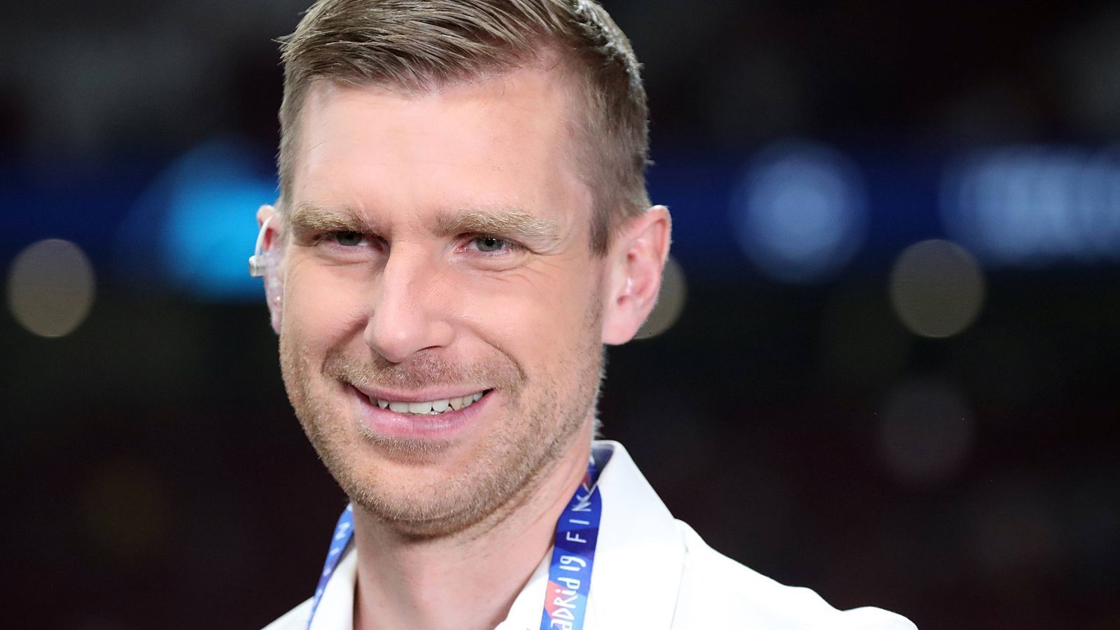 
                <strong>Per Mertesacker</strong><br>
                Auch Per Mertesacker beendete nach der WM 2014 seine Nationalmannschaftskarriere. Seine Schuhe hängte er 2018 an den Nagel, blieb aber dem FC Arsenal treu. Bei den Gunners ist er der Leiter der Fußballakademie. 2015 wurde er Ehrenbürger seiner Heimatstadt Pattensen, mit seinem ehemaligen Bremer Mitspieler Clemens Fritz hat er eine Immobilienfirma. Heute ist der 35-Jährige Leiter der Nachwuchsabteilung bei seinem Ex-Klub Arsenal. 
              