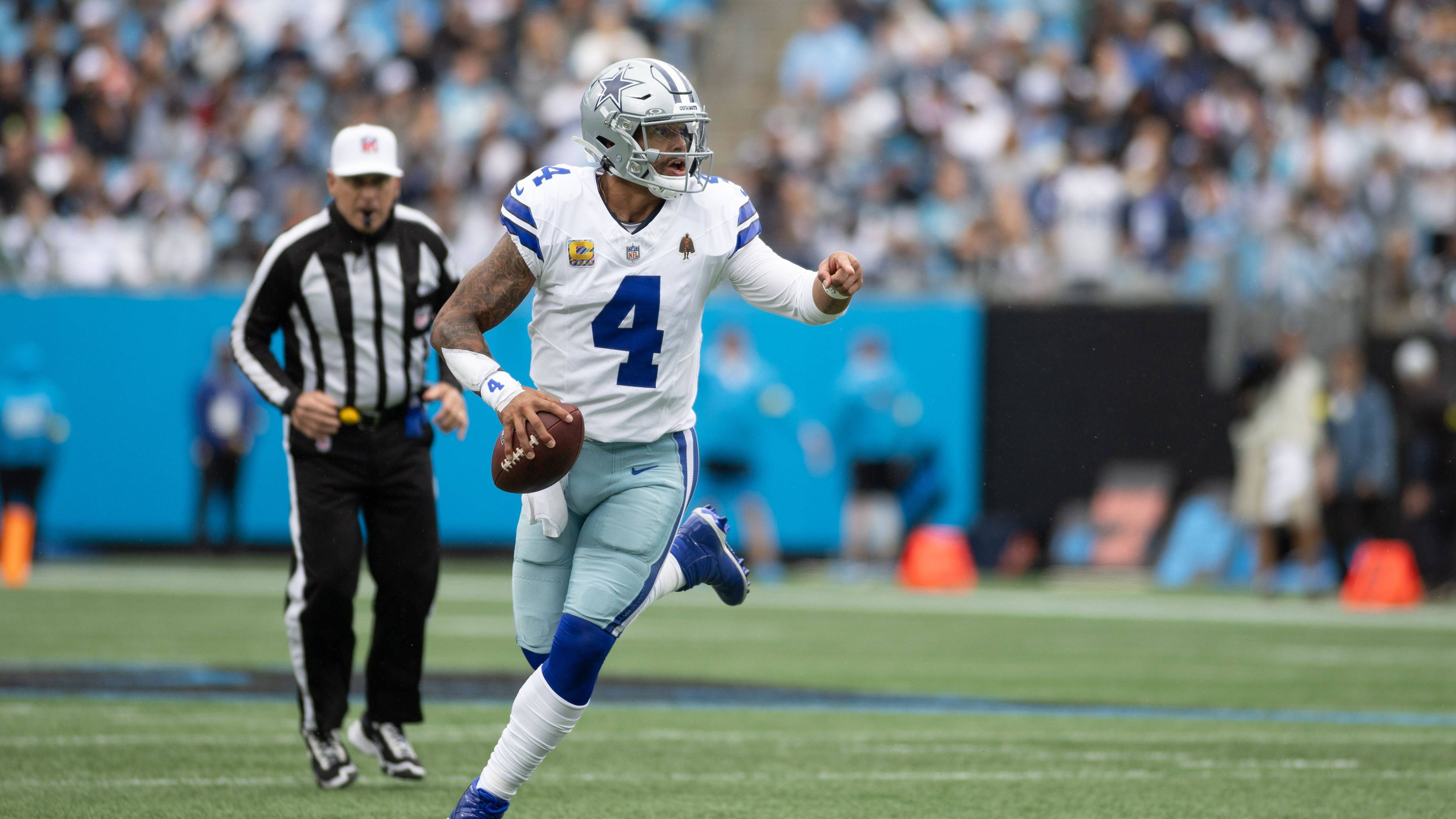 <strong>Platz 8: Dak Prescott (Dallas Cowboys)</strong><br>Auch ohne CeeDee Lamb gehört Dak Prescott zu den passfreudigsten Quarterbacks der NFL. Und zu den produktivsten. Mit 13 Touchdowns muss der Cowboys-Spielmacher derzeit nur Jared Goff den Vortritt lassen. Auch seine 1.617 Yards durch die Luft bedeuten Platz zwei (hinter Matthew Stafford). Wenn Dallas jetzt nur noch eine Defense hätte ...
