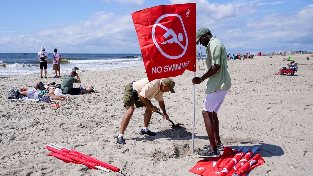 Nach einer Haiattacke werden am New Yorker Strand von Rockaway Warnhinweise aufgestellt.