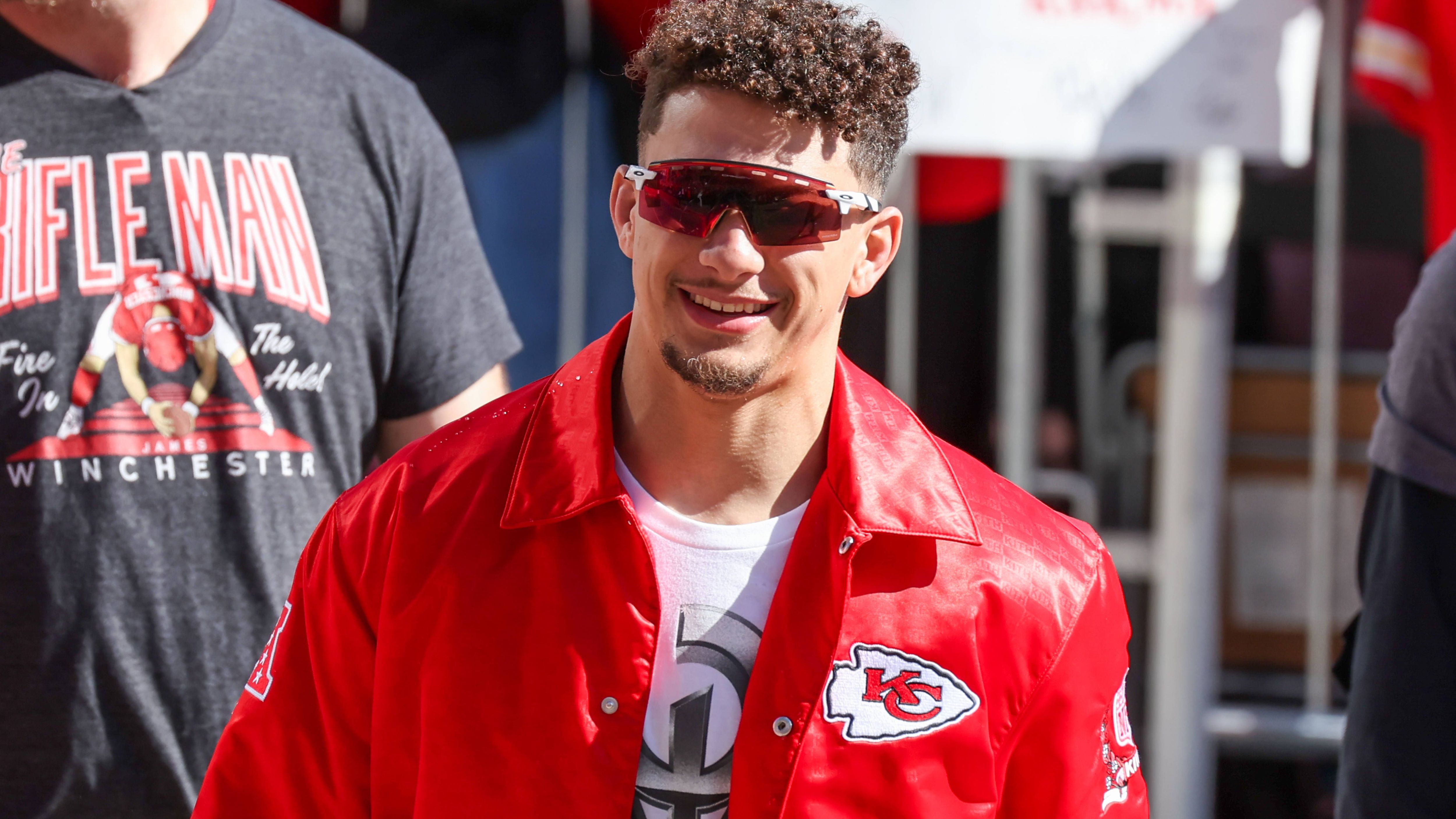 <strong>Kansas City Chiefs</strong><br>- Patrick Mahomes, Quarterback, Jahresgehalt: 45 Mio. Dollar<br>- Chris Jones, Defensive Tackle, Jahresgehalt: 31,75 Mio. Dollar<br>- Jawaan Taylor, Offensive Tackle, Jahresgehalt: 20 Mio. Dollar<br>- Travis Kelce, Tight End, Jahresgehalt: 17,125 Mio. Dollar<br>- Joe Thuney, Guard, Jahresgehalt: 16 Mio. Dollar