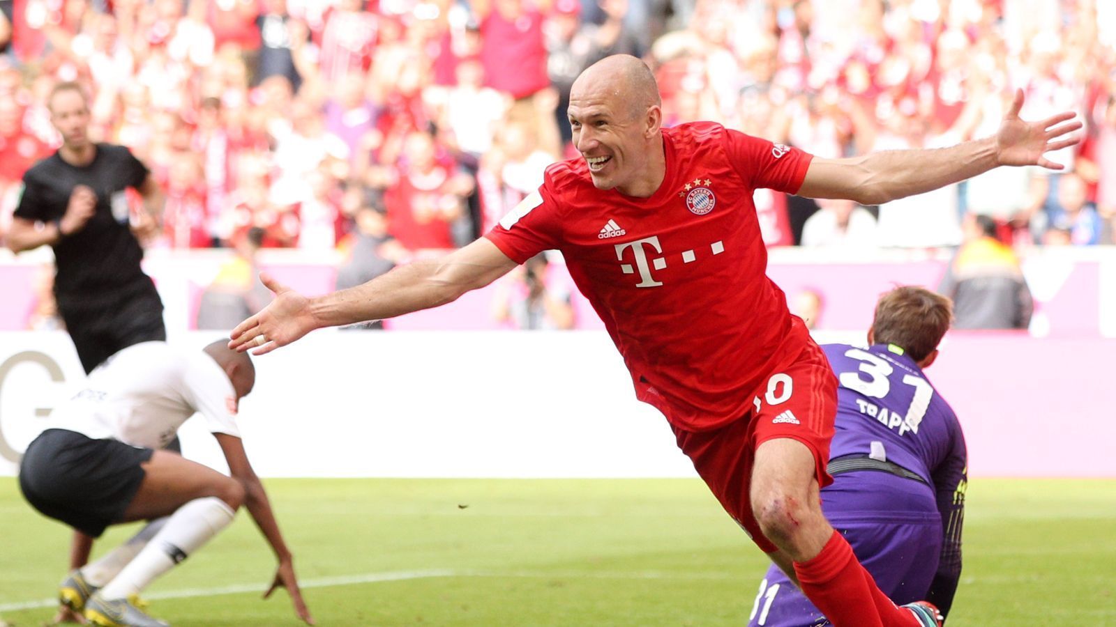 
                <strong>Robben darf sich auch als Torschütze eintragen</strong><br>
                Und es kommt noch besser! Arjen Robben darf auch nochmal jubeln, netzt ein zum 5:1. Spätestens jetzt ist alles klar. Der Holländer wird in einer Traube von seinen Teamkollegen gefeiert.
              