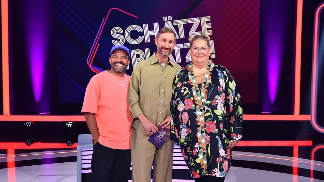 "Schätze die Plätze!" - Neue SAT.1-Comedy-Rateshow mit Simon Pearce, Daniel Boschmann und Ilka Bessin (v. l. n. r.)