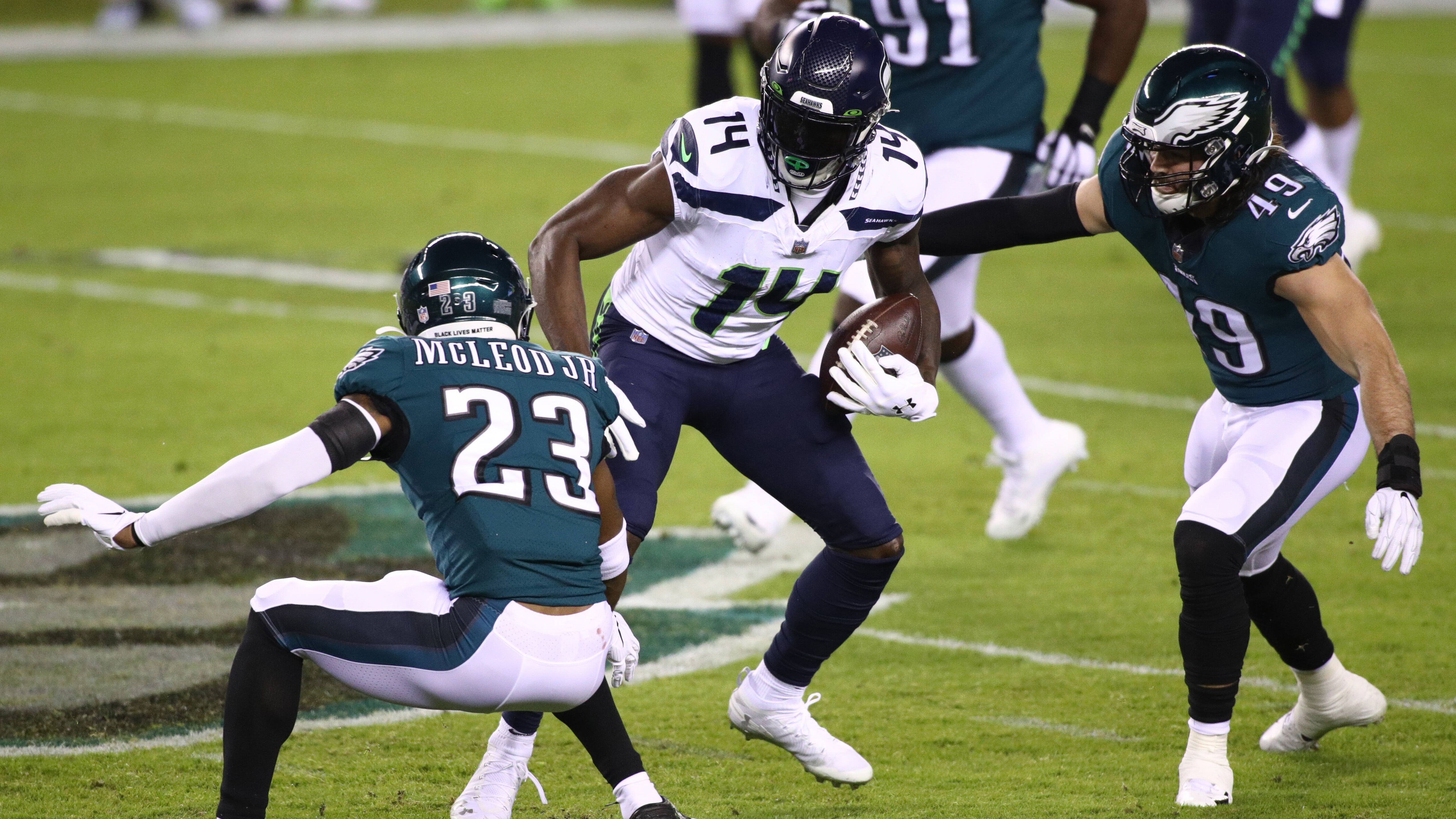 
                <strong>Gewinner: D.K. Metcalf</strong><br>
                Es fällt mittlerweile immer schwerer, die Leistungen von D.K. Metcalf in seinem zweiten Jahr in Seattle in Worte zu fassen. Mit zehn Catches für 167 Receiving Yards zerschraubte der Modellathlet die Passverteidigung der Philadelphia Eagles im Alleingang. Da half auch die Manndeckung von Edel-Cornerback Darius Slay gar nichts. Nach Woche 12 hat Metcalf damit bereits die Schallmauer von 1000 Receiving Yards in dieser Spielzeit geknackt. Dies gelang vor ihm noch keinem Receiver bei den Seahawks.
              