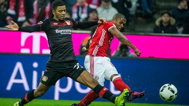 
                <strong>Benjamin Henrichs (Bayer Leverkusen)</strong><br>
                Benjamin Henrichs (Bayer Leverkusen): Statt eines Mannes aus den eigenen Reihen könnte der FC Bayern auch Verstärkung aus der Bundesliga holen. Angeblich haben die Münchner auch schon einen bestimmten Kandidaten im Visier: Laut "Sportbild" hat es der Rekordmeister auf Leverkusens Benjamin Henrichs abgesehen. Der 19-Jährige ist gelernter Rechtsverteidiger und beeindruckt in der aktuellen Saison mit stabilen Leistungen in bereits 17 Liga-Spielen. Allerdings ist der Olympia-Zweite mit erst 19 Jahre recht unerfahren.
              