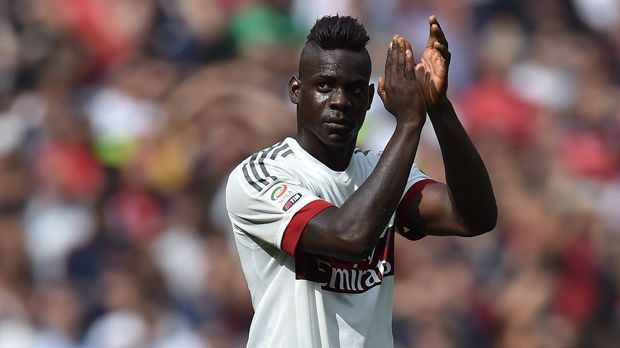 
                <strong>Mario Balotelli</strong><br>
                Mario Balotelli: Sportlich läuft es momentan nicht rund. Doch in Sachen Auto macht dem Skandal-Stürmer niemand etwas vor. Für schlappe 200.000 Euro hat sich Balotelli 2012 einen Bentley in Camouflage-Farben zugelegt. 
              