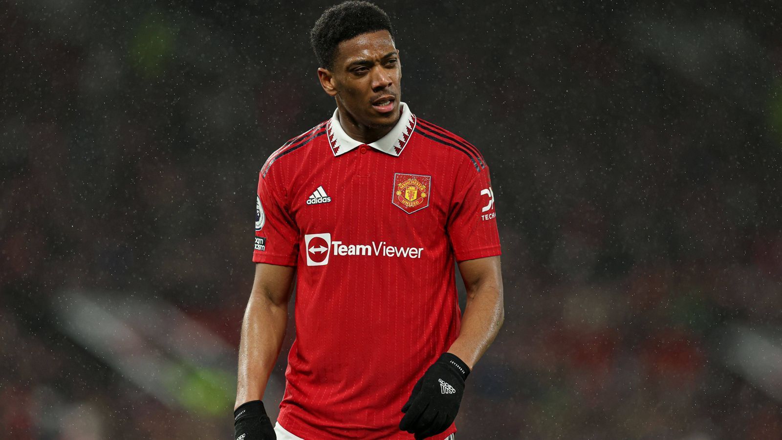 <strong>Anthony Martial</strong><br>Auch die Zukunft von Stürmer Anthony Martial bei ManUtd steht derzeit in den Sternen. Der Vertrag des 27-Jährigen endet im Sommer 2024, kann aber per Option verlängert werden. Sportlich spielt der Franzose in der laufenden Saison nur eine Nebenrolle, stand lediglich 243 Minuten in der Premier League auf dem Feld und blieb dabei ohne Tor.&nbsp;